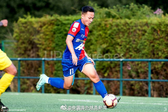 这是一片奇妙的异境，蓝天、白云、小桥、流水……一切都充满了诗情画意。